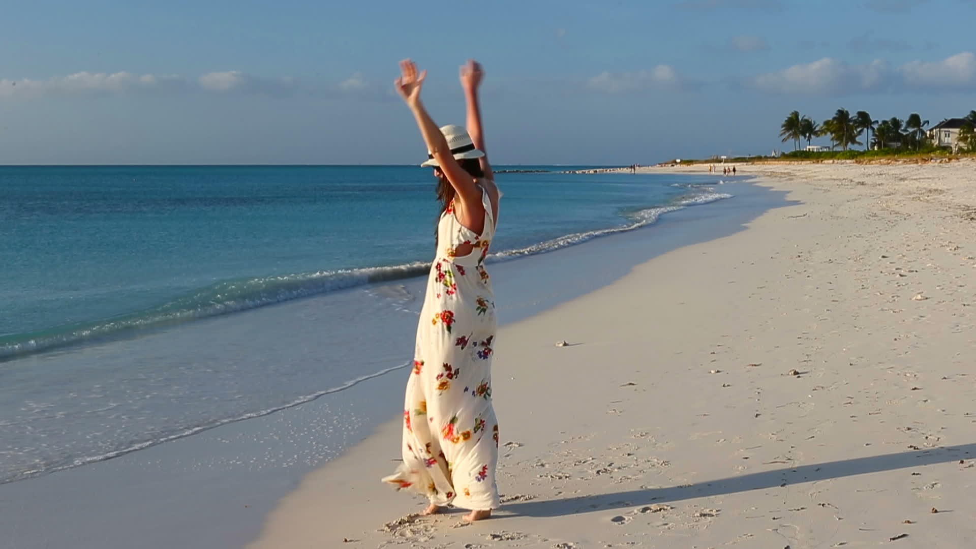 享受沙滩热带度假的年轻女性视频的预览图