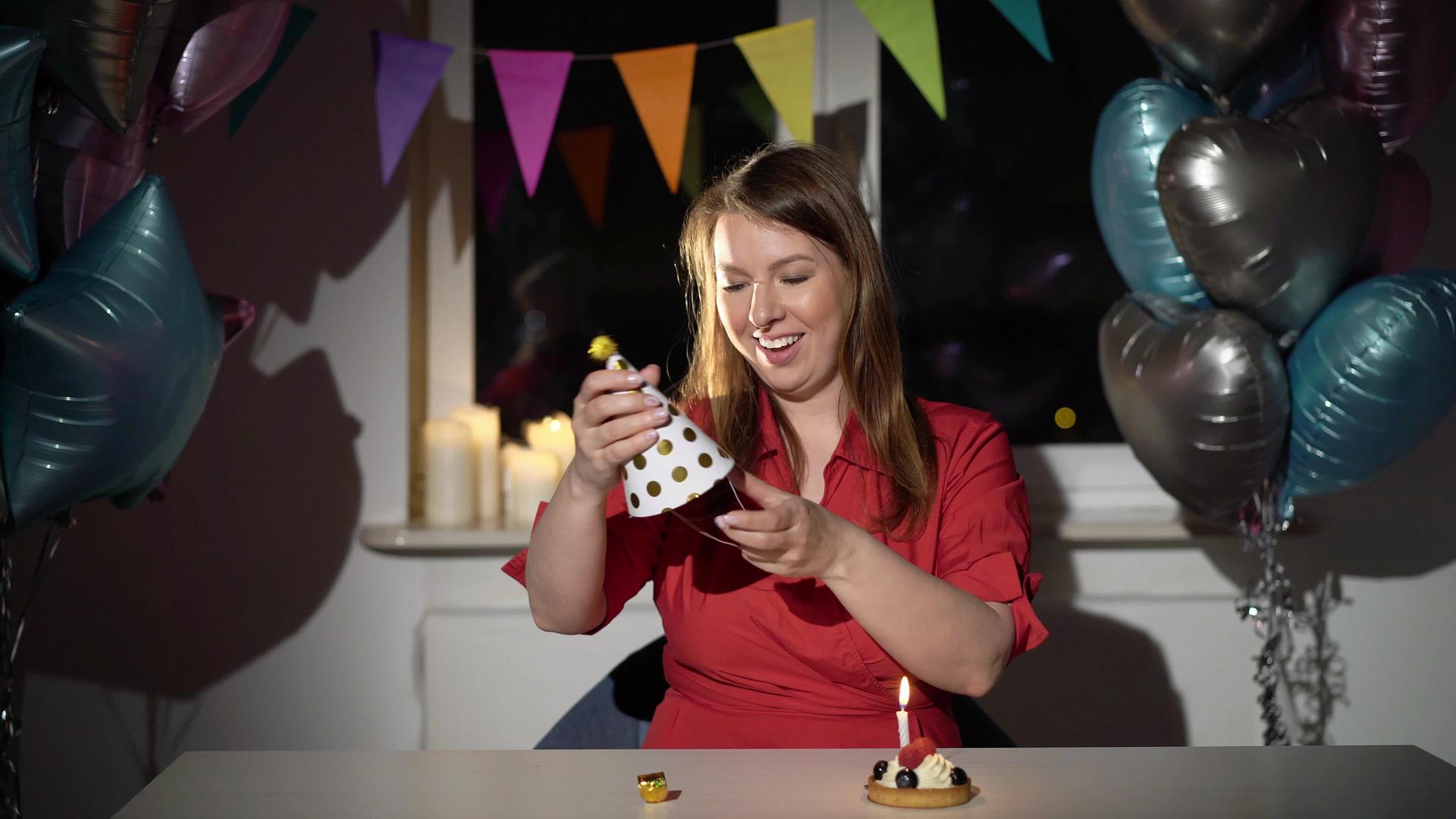 独自庆祝生日的年轻女孩快乐的女孩和蛋糕气球视频的预览图