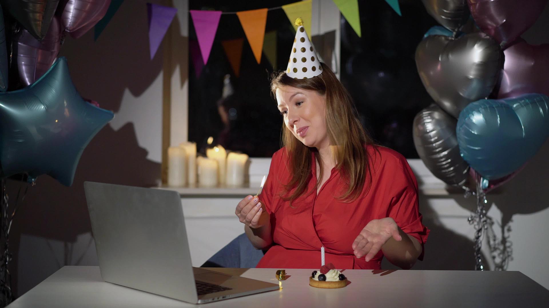 用笔记本电脑相机庆祝她的生日视频的预览图