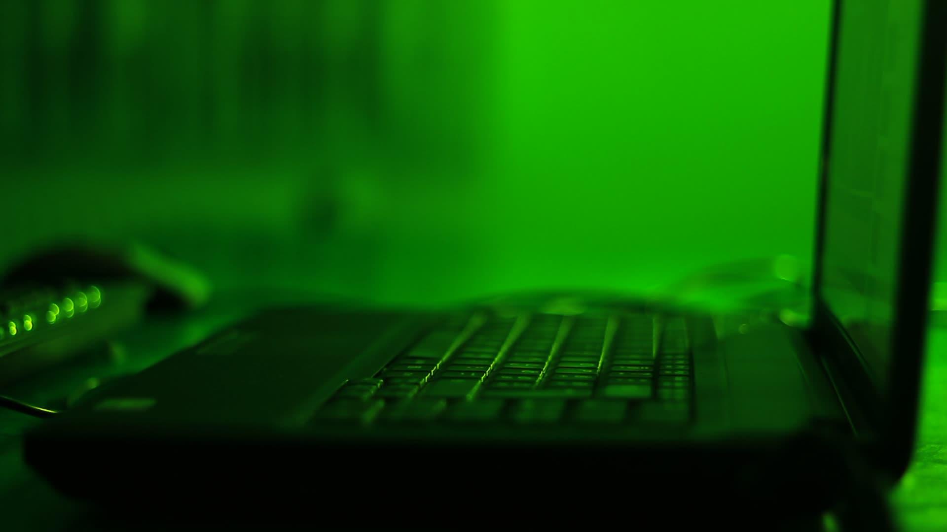 黑暗中的笔记本电脑视频的预览图
