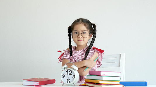 小女孩站在时钟和书面前生气了视频的预览图