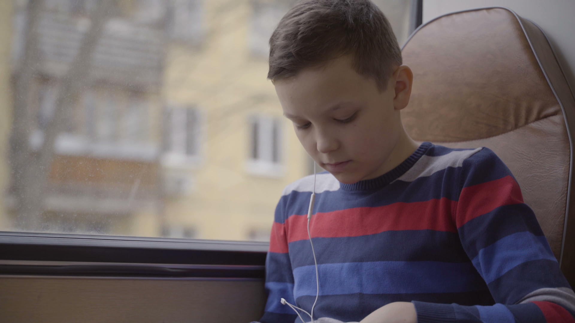 一个年轻男孩使用计算机平板电脑上的社交网络使用公共汽车视频的预览图