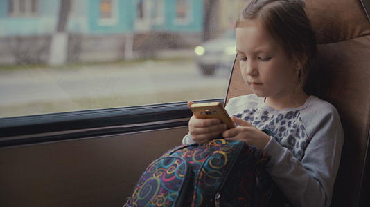 移动校车中使用社交网络智能手机和窗外观光工具视频的预览图