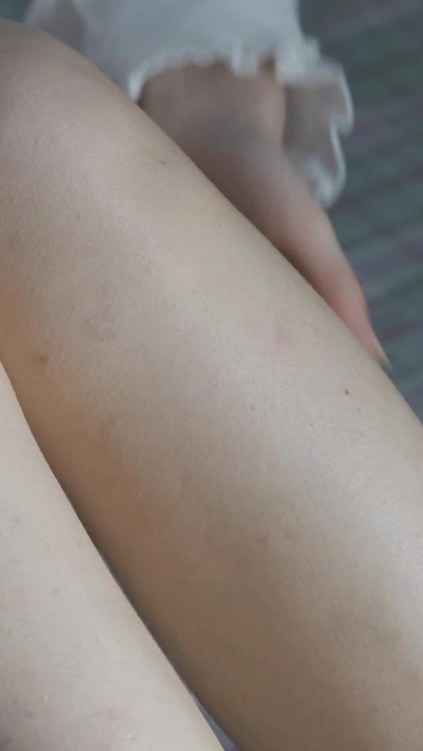 女性美容美白腿部按摩视频的预览图