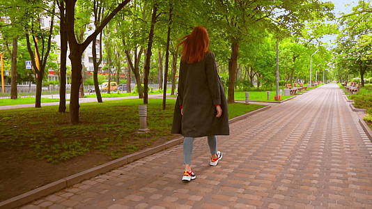 春天城市女性在街上漫步生活方式漫步视频的预览图