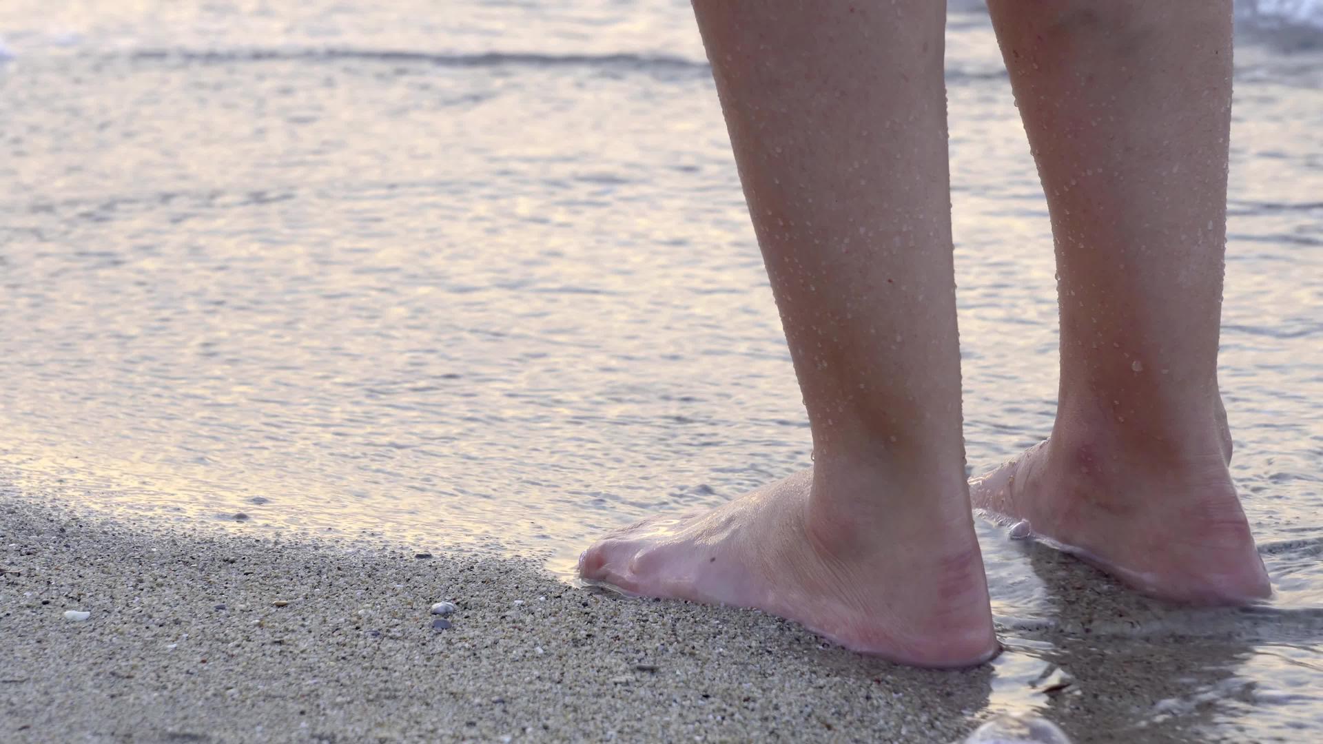 女性的腿形红指甲在海滩上紧紧地走在墨西哥的卡利比亚视频的预览图