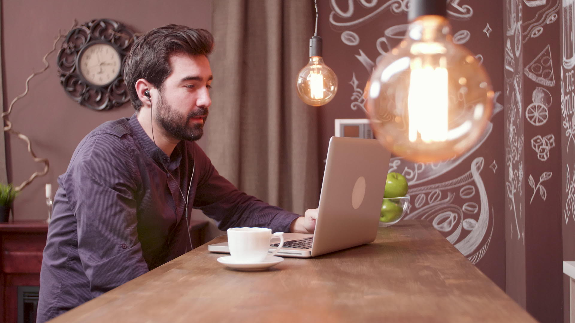 帅帅帅在酒吧喝咖啡时开了一个电视会议视频的预览图