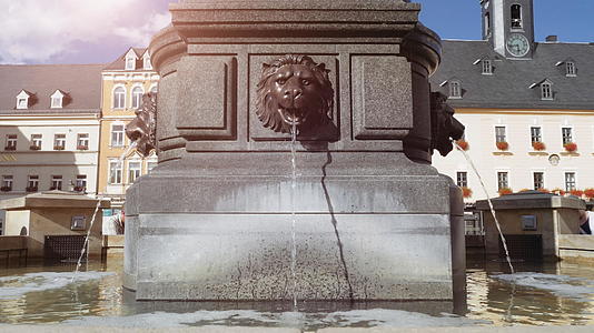 狮子头喷泉水从嘴里流出视频的预览图