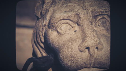 晚上欧佩镇的狮子雕塑视频的预览图