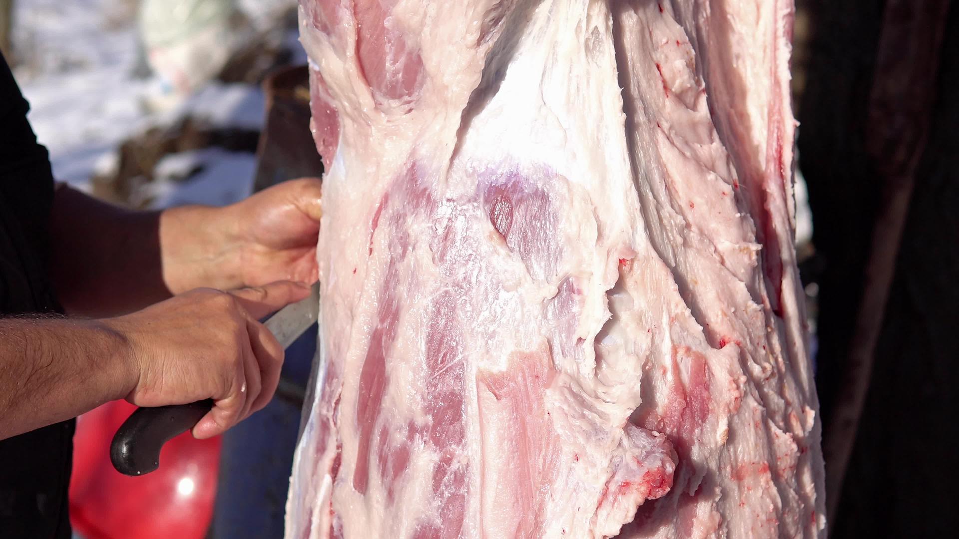 屠夫用刀切肉视频的预览图