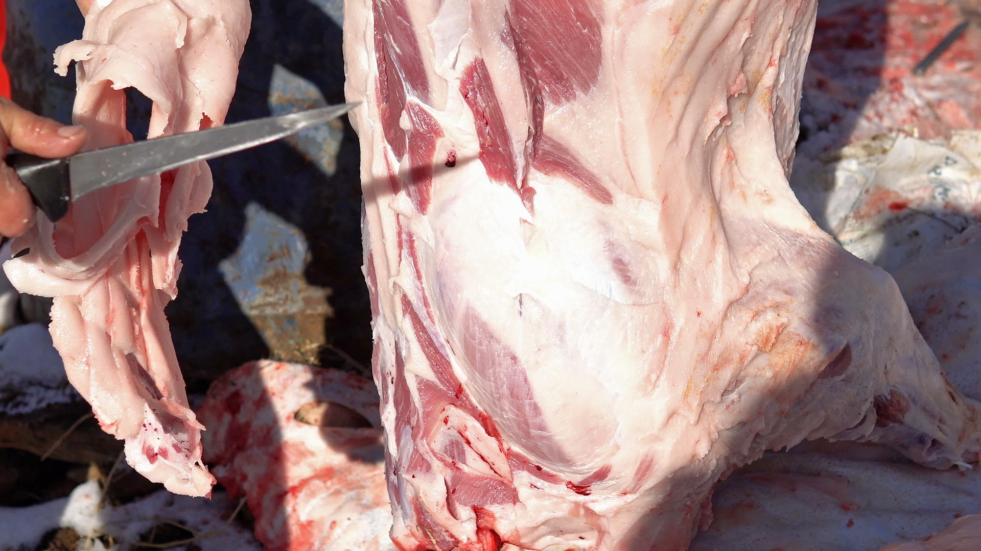 屠夫用刀砍猪屠宰场的生肉视频的预览图