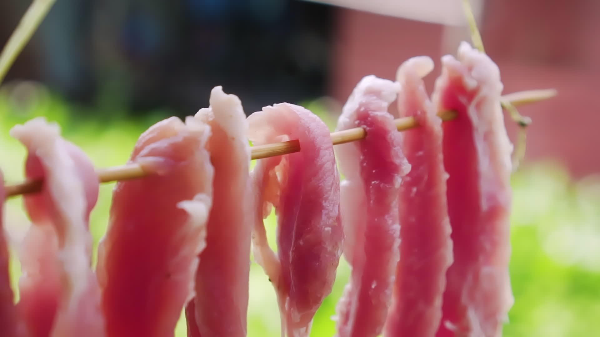 烤干猪肉准备烹饪传统泰国食品自制菜单和保存方法慢动作视频的预览图