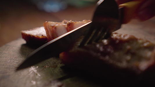 有些人在木板上切薯片猪肉通常充满油近距离拍摄视频的预览图