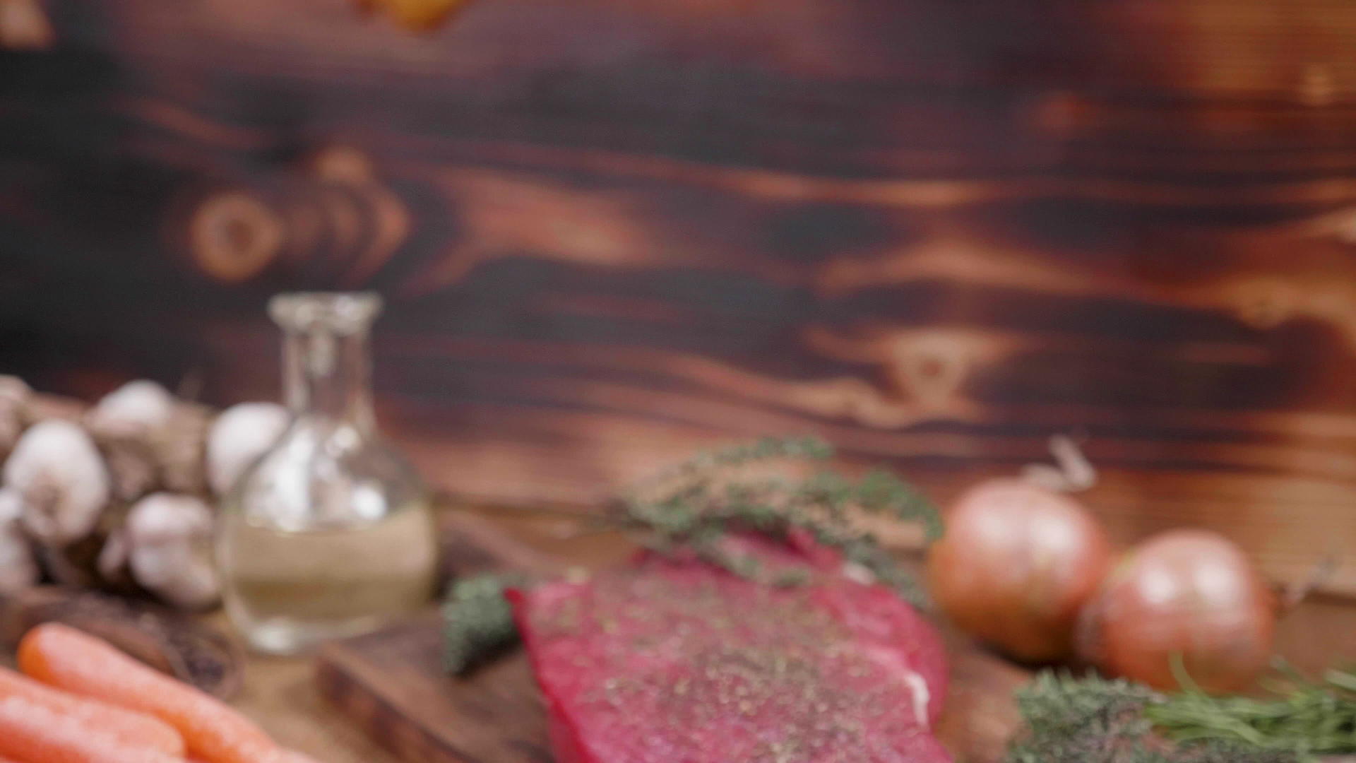 深木生肉和蔬菜的精致成分视频的预览图