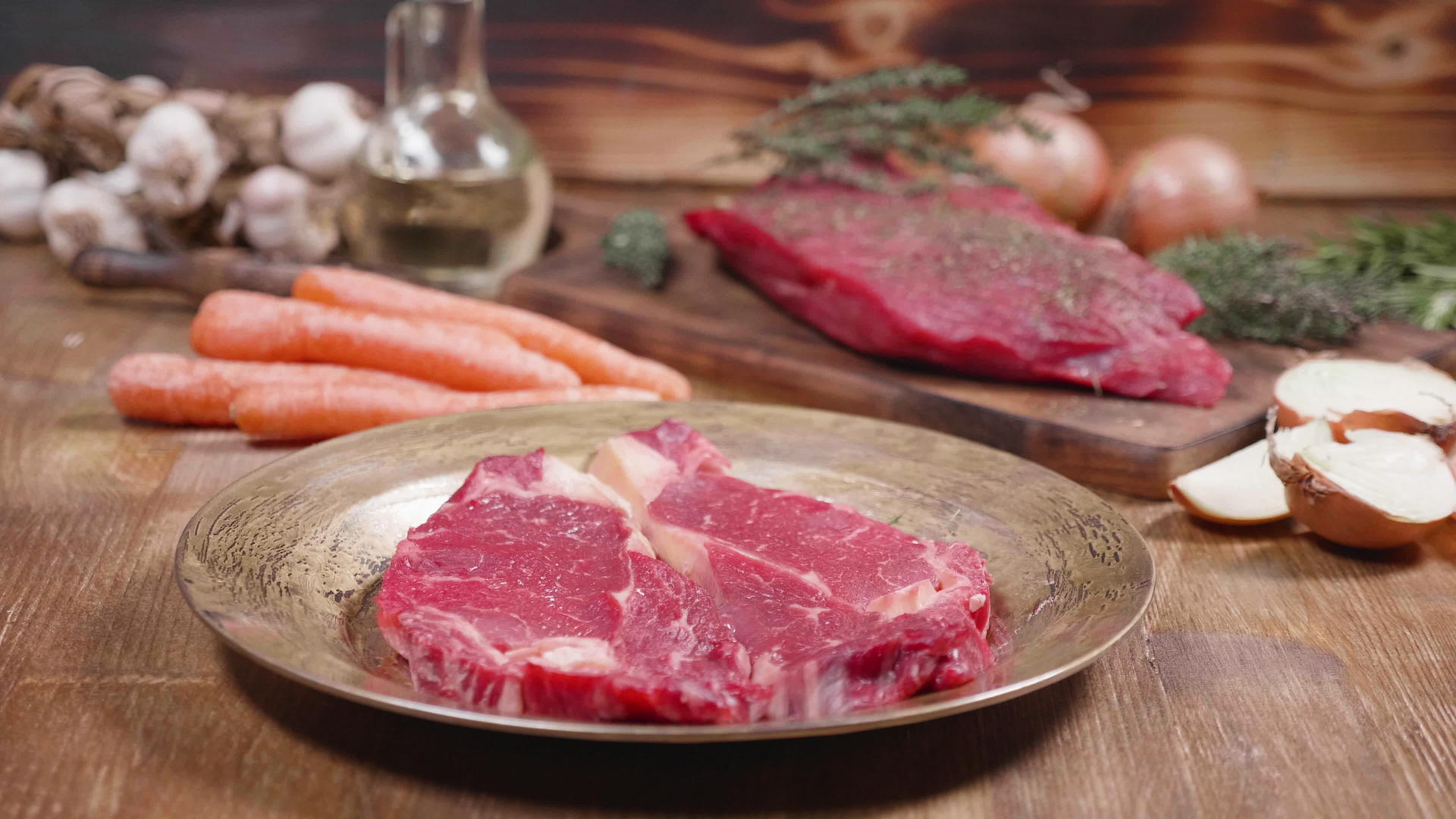 新鲜蔬菜的新鲜牛排和背景菜视频的预览图