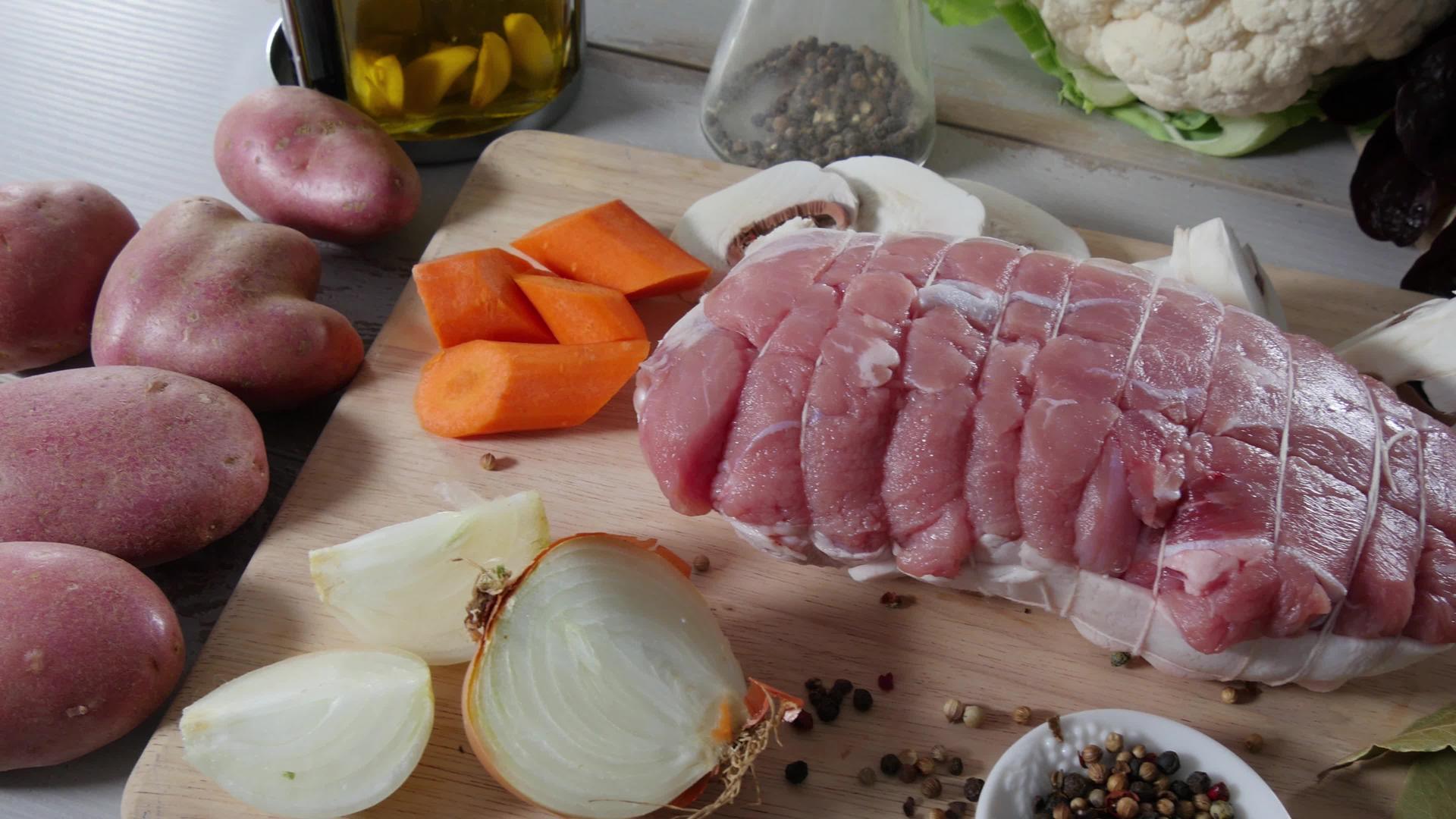 准备未煮熟的蘑菇烤猪肉和蘑菇视频的预览图