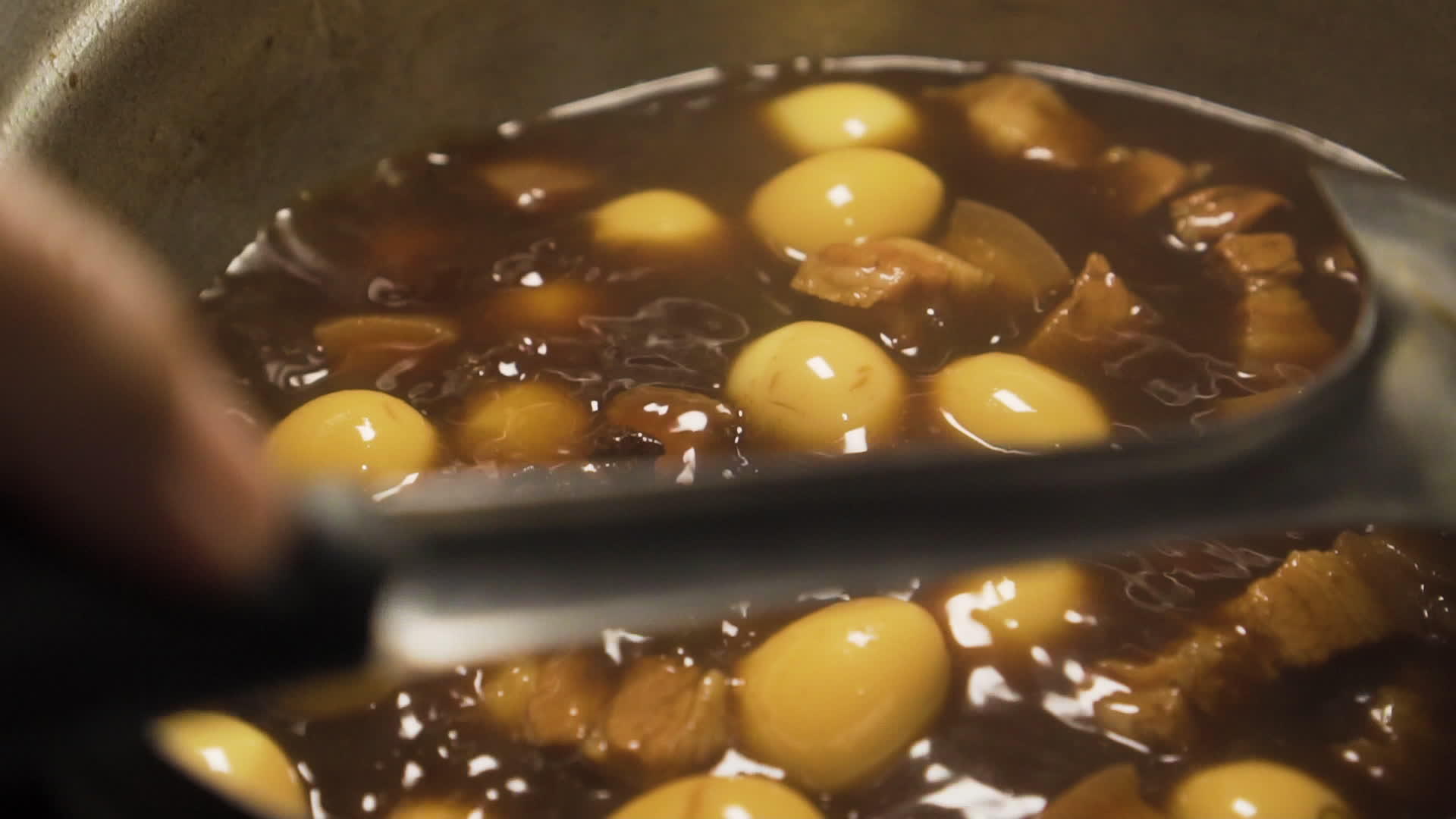 煮鸡蛋和猪肉加甜棕酱慢慢煮视频的预览图