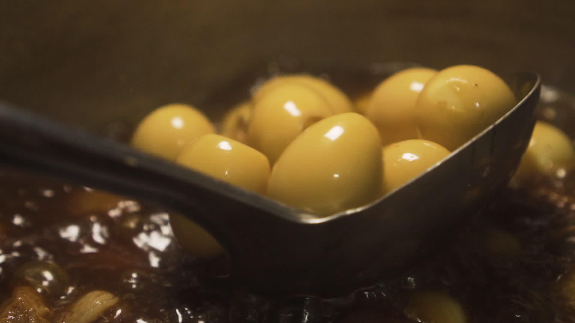 烤鸡蛋和加糖棕色酱汁的猪肉慢慢煮沸视频的预览图