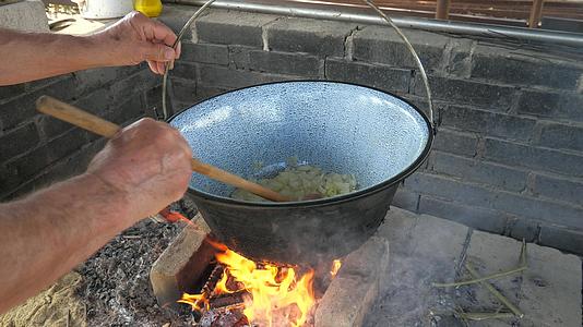 火直接烧成一团火在锅里煮沸的红肉食视频的预览图