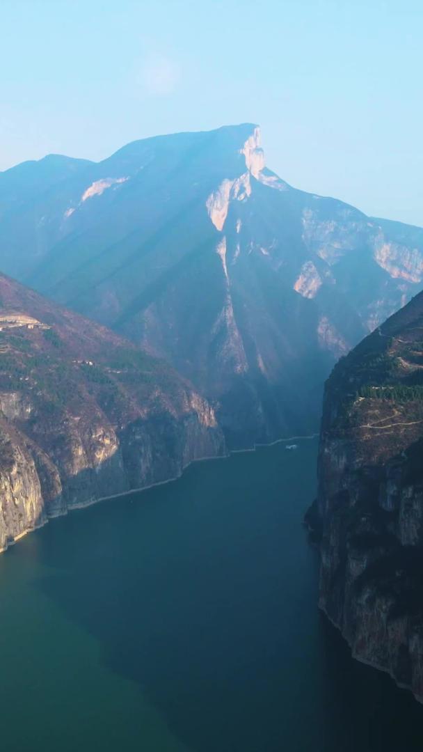 航拍长江三峡轮船经过峡谷视频的预览图