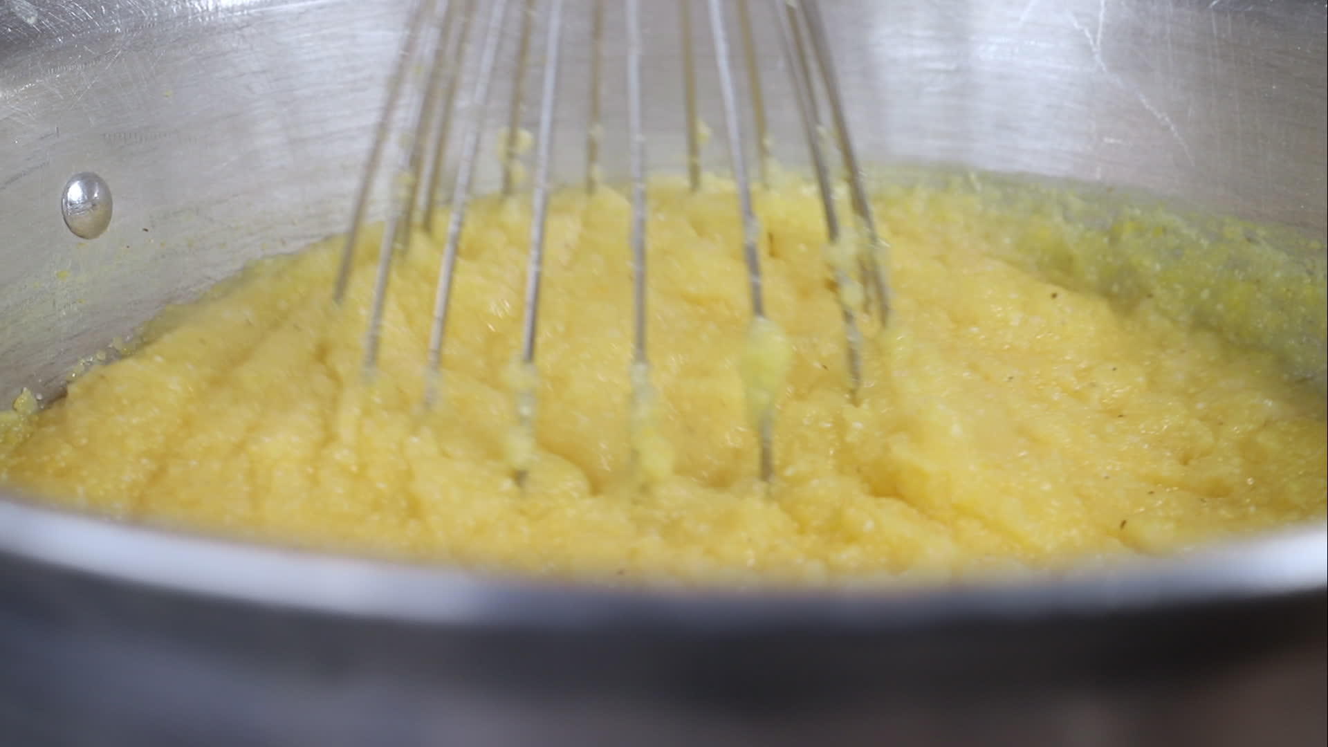 制备黄玉米粥的粥视频的预览图
