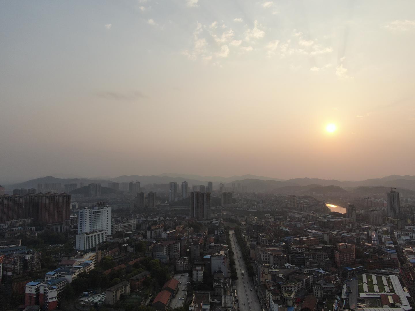 航拍城市日落移动延时视频的预览图