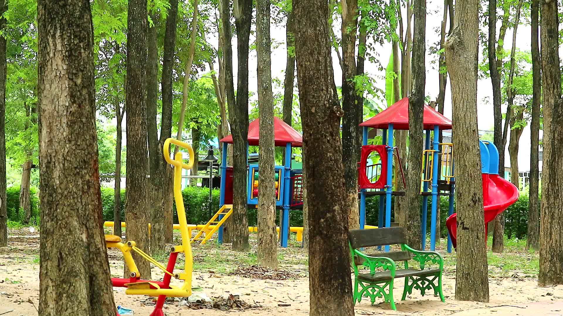 塑料房子在公共公园和绿叶运动的游戏场上视频的预览图