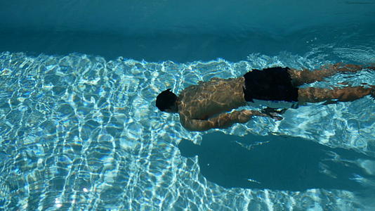 年轻的运动员和健美的身体在水晶般清澈的水池里视频的预览图