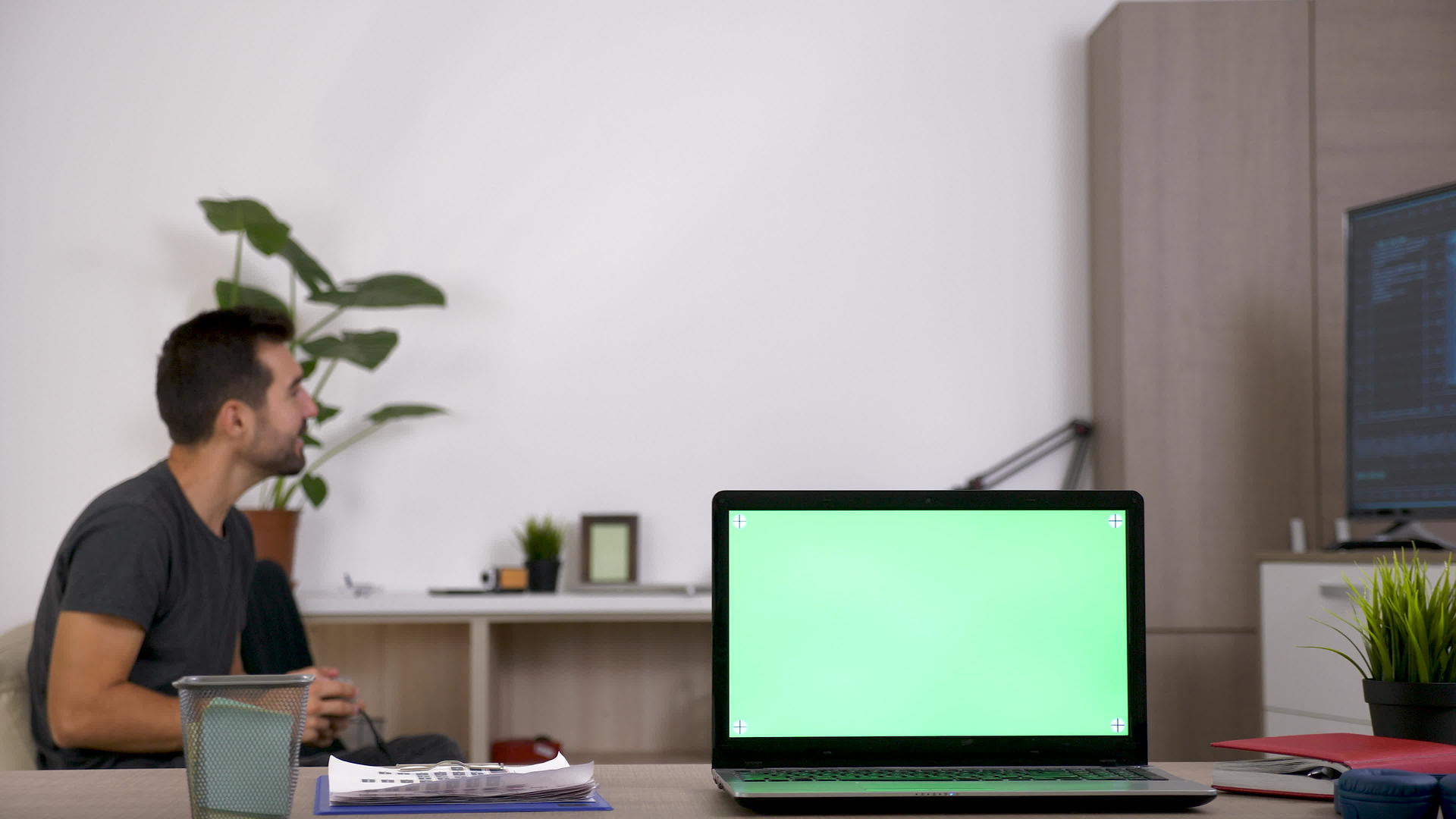 一台带有绿色模拟屏幕的计算机和一个在控制台上玩电子游戏的人视频的预览图