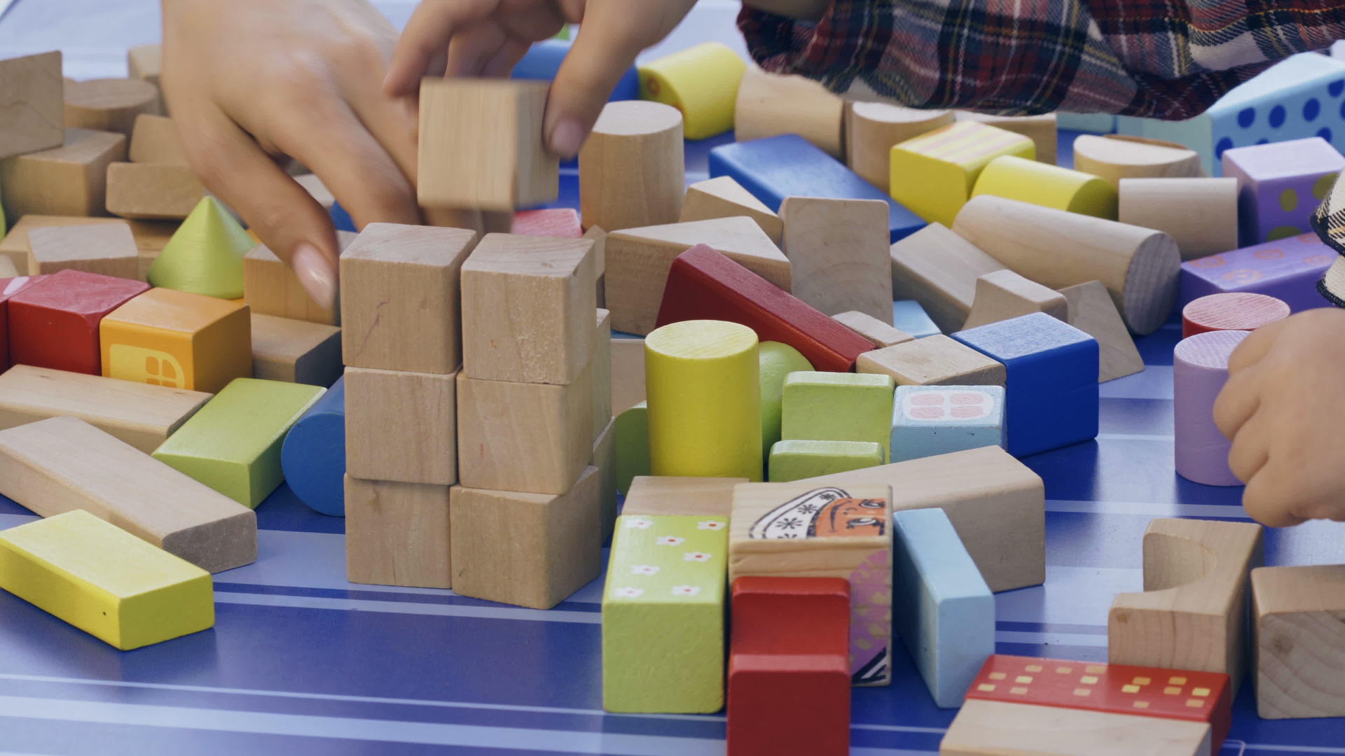 妇女和儿童玩木制立方体视频的预览图