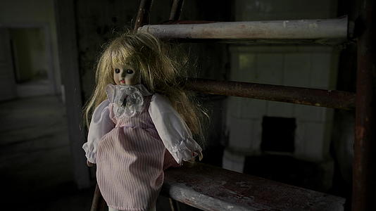 被遗弃的房子里的娃娃令人毛骨悚然视频的预览图