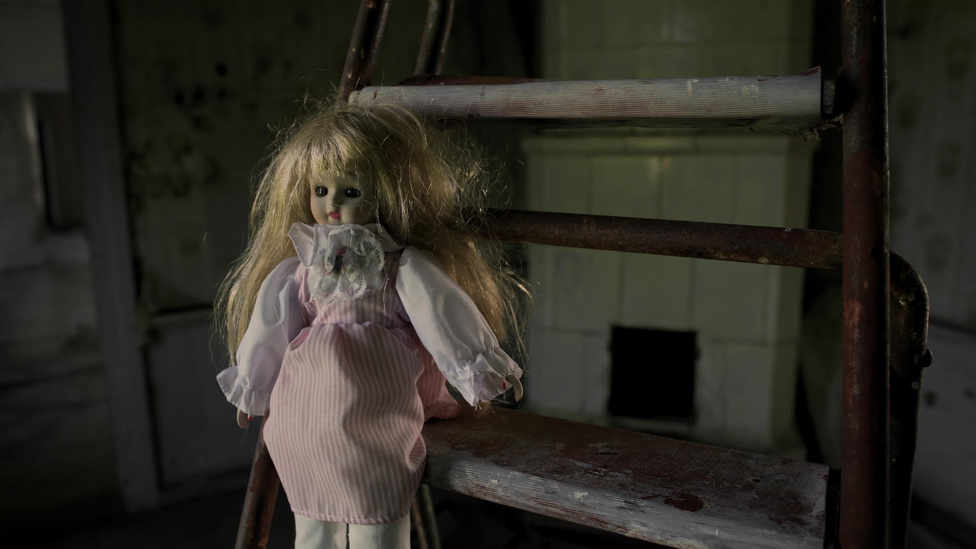 令人毛骨悚然的洋娃娃和被遗弃的房子里的鬼魂视频的预览图
