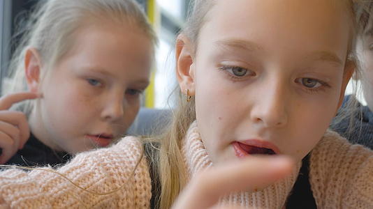 青少年女孩在吃快餐披萨时玩智能手机游戏Smartphone视频的预览图