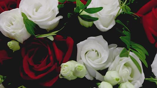 缝合一束白红玫瑰花视频的预览图