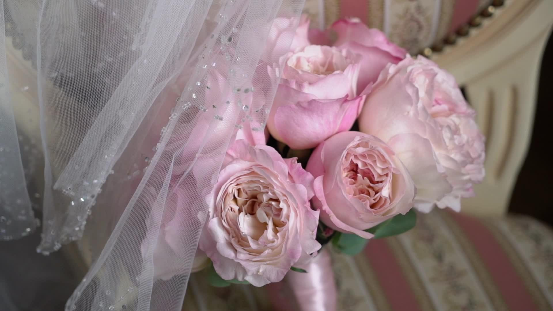 粉红玫瑰束新娘的婚礼花束新婚夫妇早上准备卧室视频的预览图