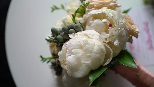 白色和粉红色的牡丹和玫瑰束新娘的婚礼花束新婚夫妇视频的预览图