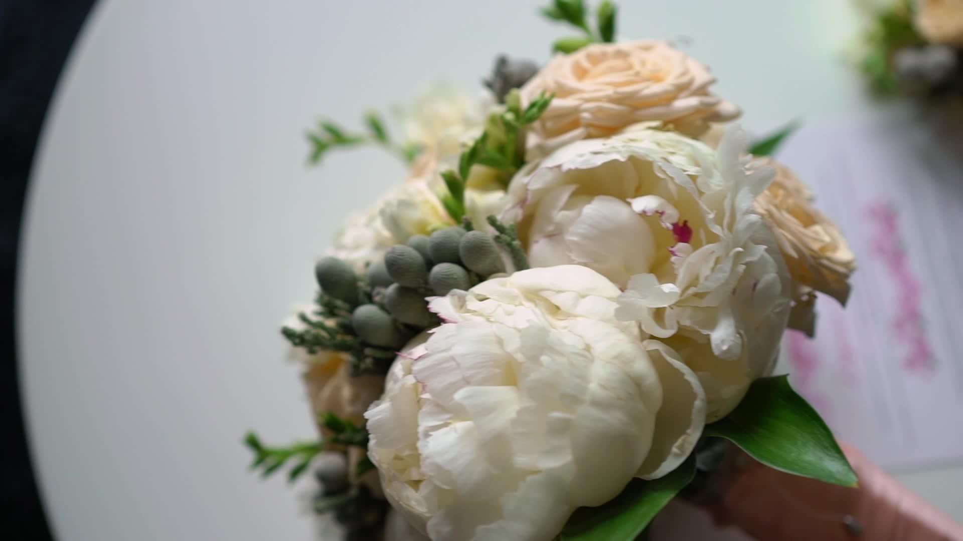 白色和粉红色的牡丹和玫瑰束新娘的婚礼花束新婚夫妇视频的预览图