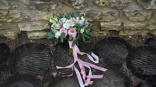 白色和粉色玫瑰束新娘的婚礼花束新婚夫妇的早晨视频的预览图