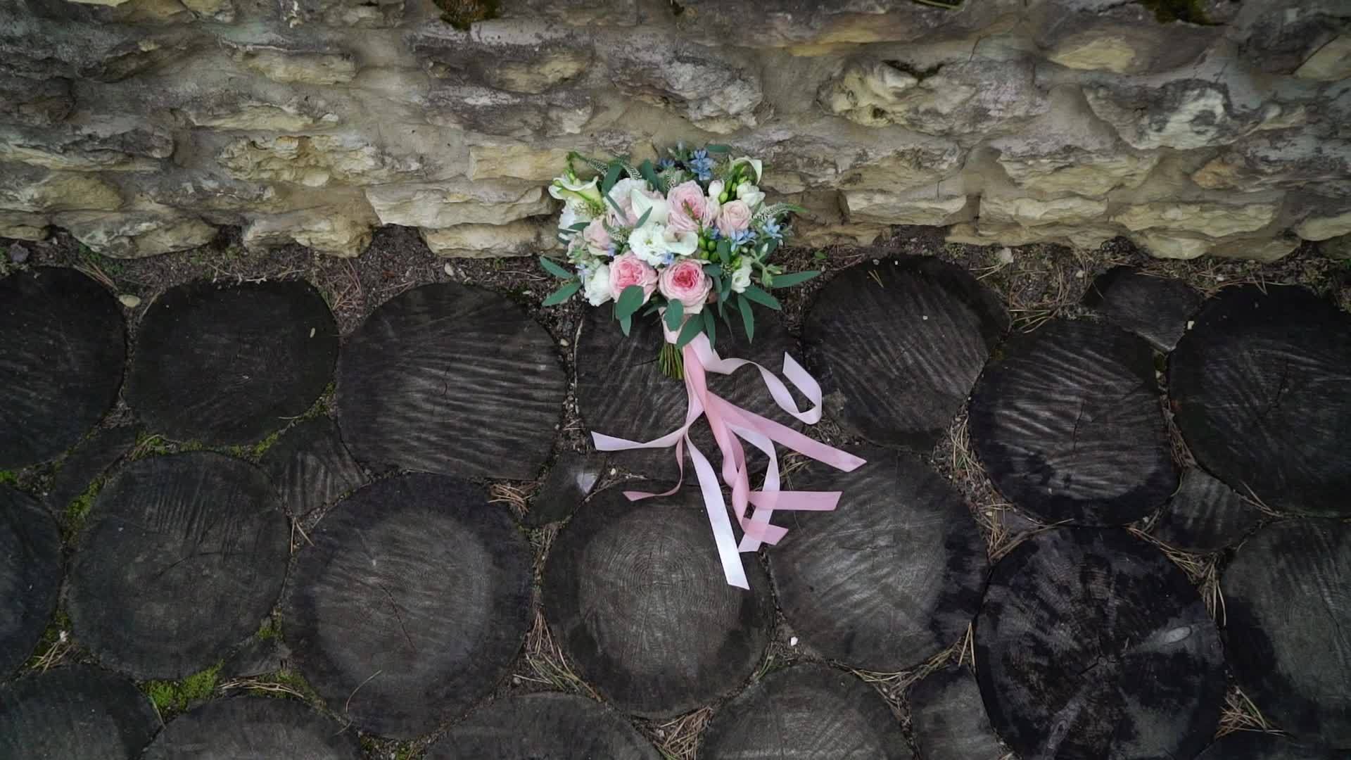 白色和粉色玫瑰束新娘的婚礼花束新婚夫妇的早晨视频的预览图