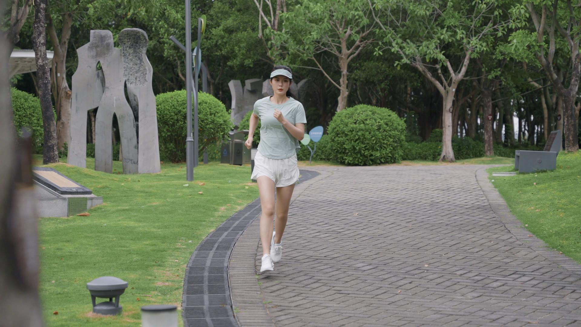 4k年轻女性公园锻炼跑步减肥瘦身视频的预览图