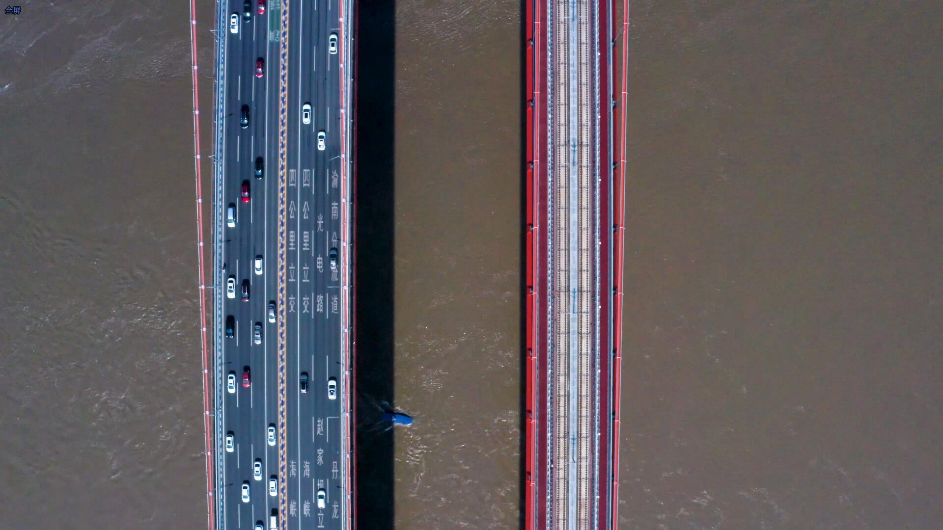 4K垂直航拍城市交通视频的预览图