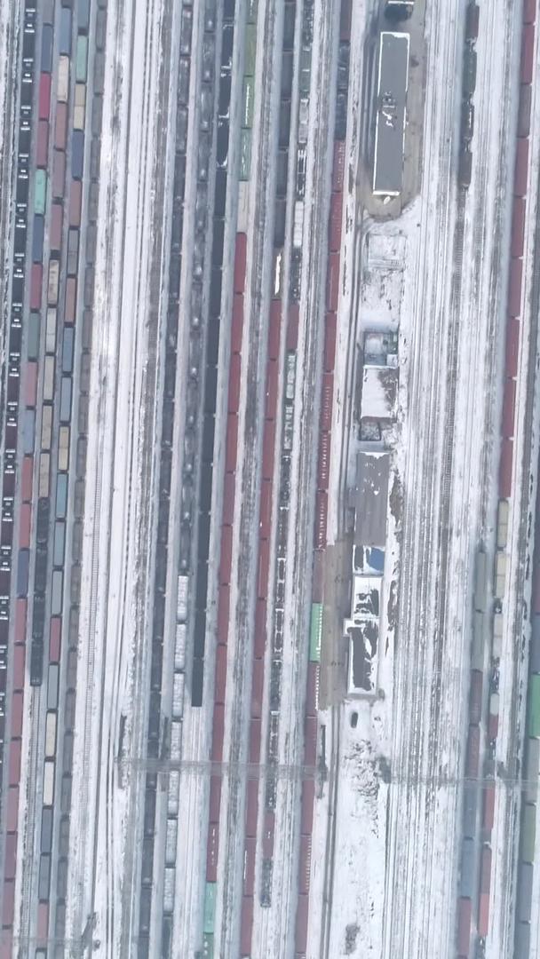 在大雪中火车轨道垂直航拍视频的预览图