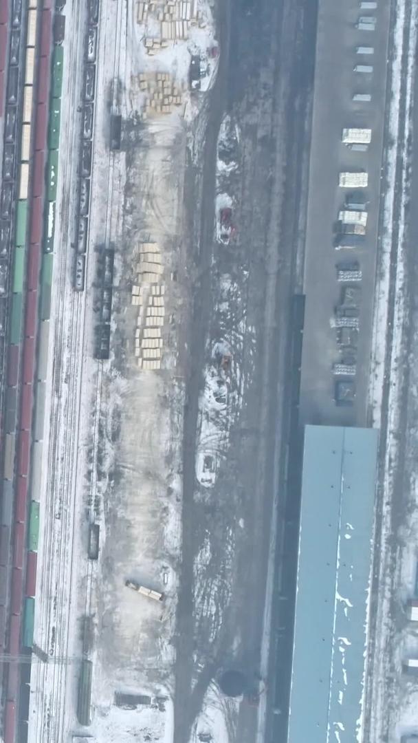 在大雪中火车轨道垂直航拍视频的预览图