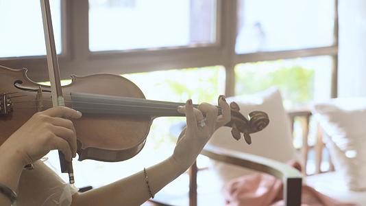 艺术音乐演奏拉小提琴视频的预览图