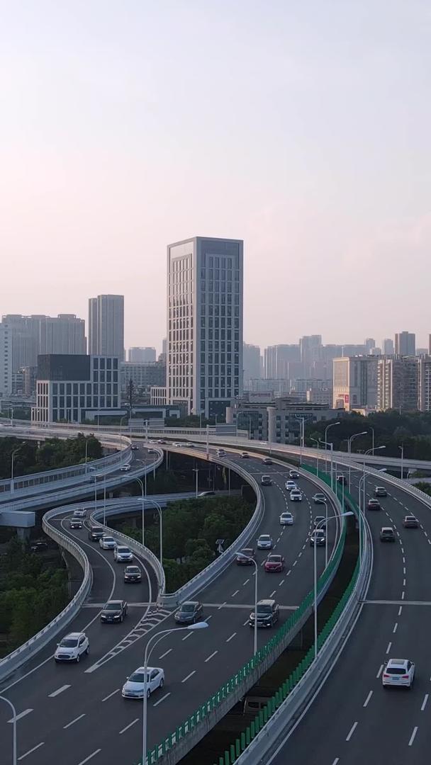 航拍城市高价立交桥堵车材料视频的预览图