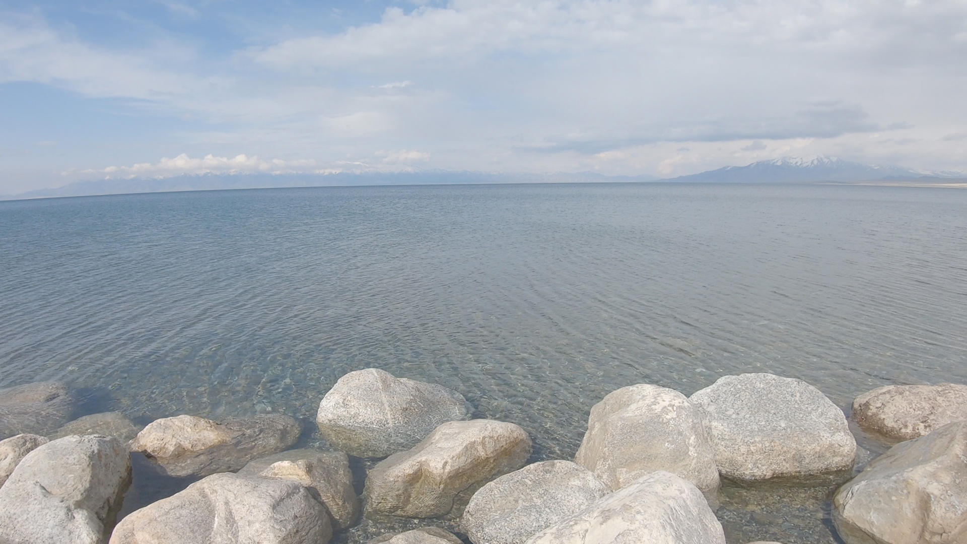 赛里木湖湖水景色自然风光视频的预览图