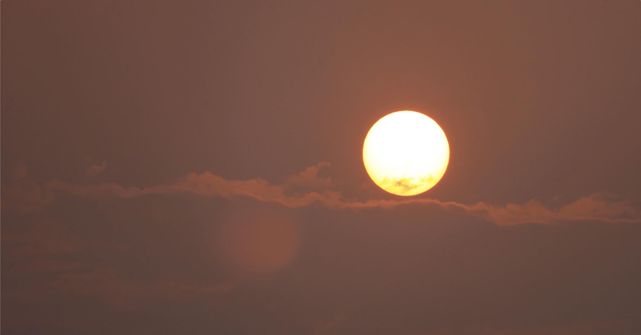 4K云层里蹦出来的太阳视频的预览图