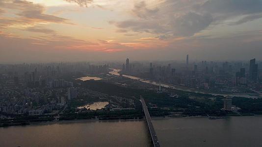 航拍晚霞天的武汉长江大桥和电视塔视频的预览图