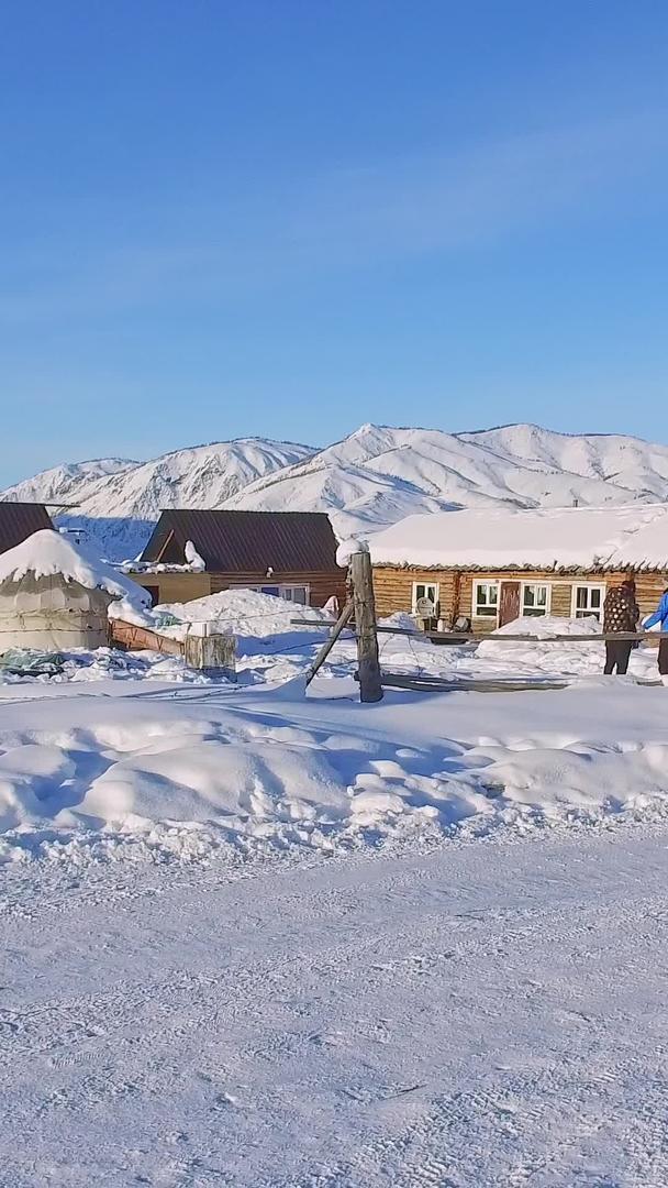 新疆禾木村冬雪下的长镜头视频的预览图