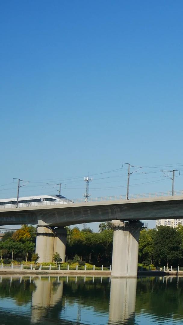 高速铁路穿梭于桥上视频的预览图